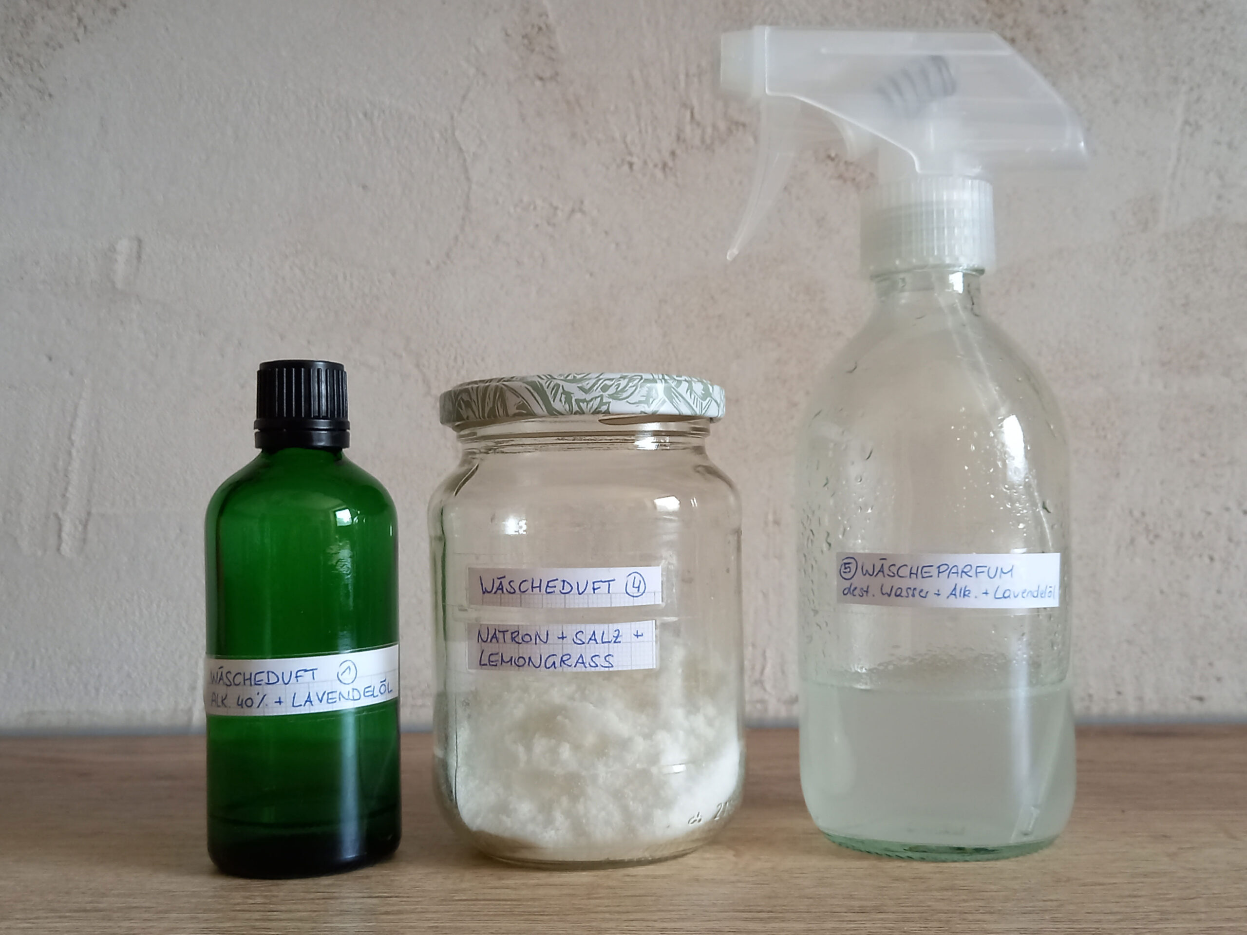 3 Gläser mit unterschiedlichen Arten von Sensitiv Waschmittel