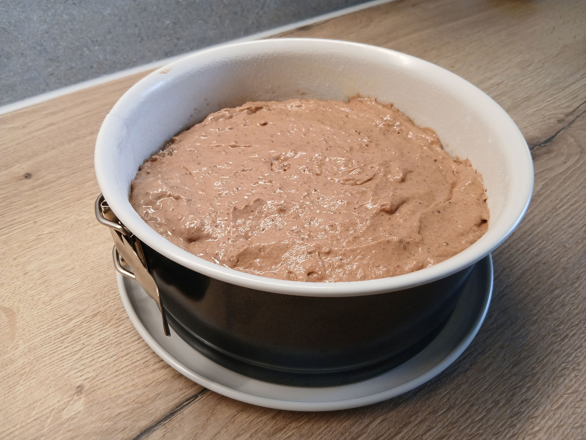 Teigmasse für Schneekuchen in einer Backform