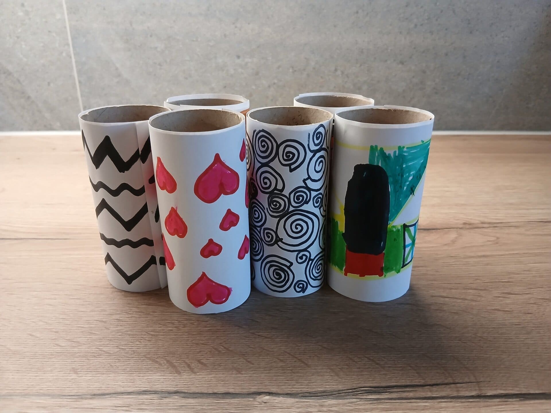 bemalte Klopapierrollen