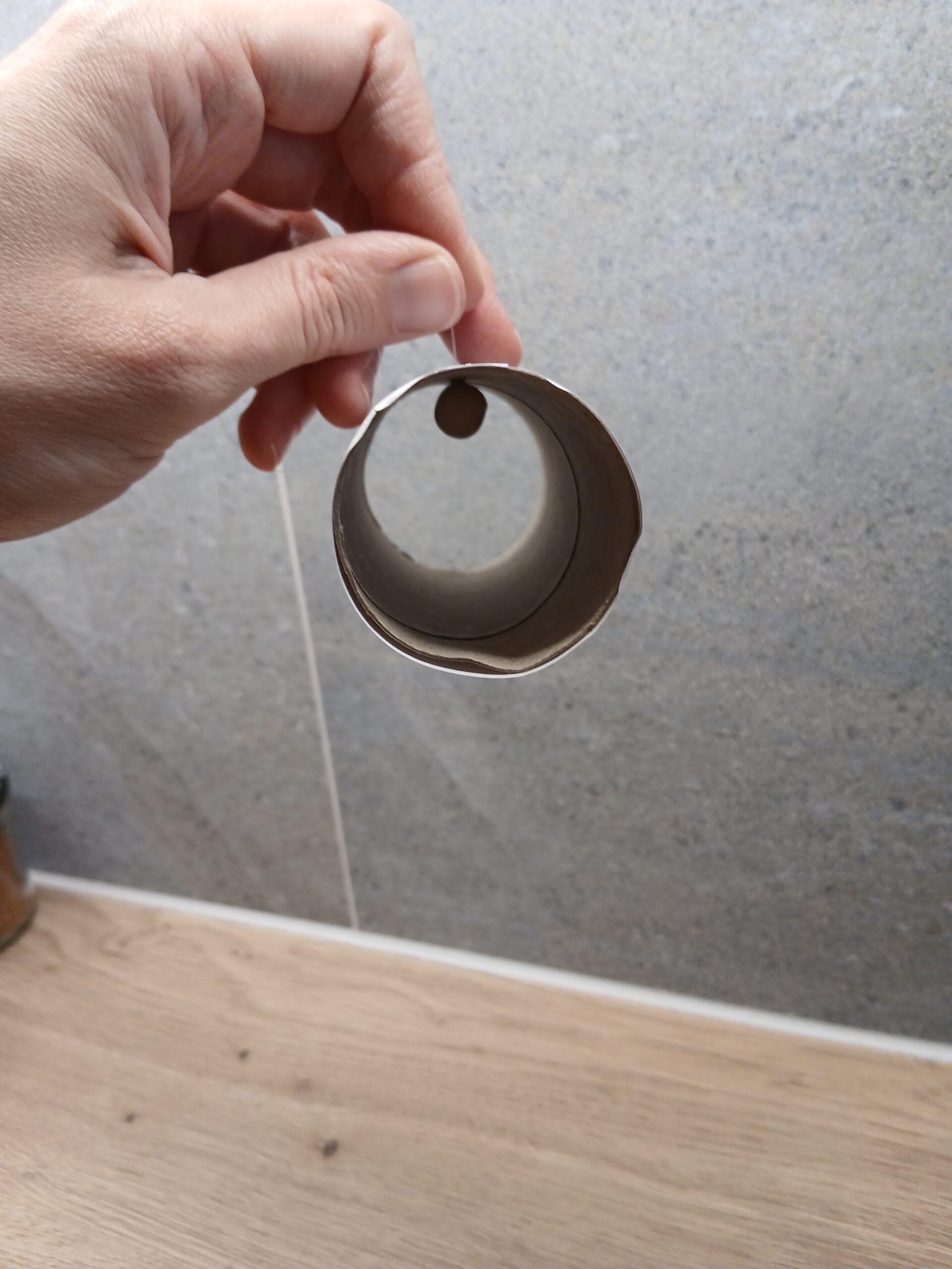 Befestigung von Nylonfaden an der Klopapierrolle