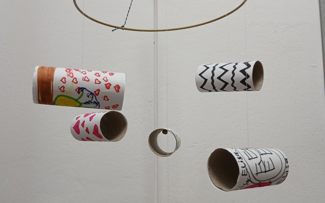 Babymobile aus Klopapierrollen