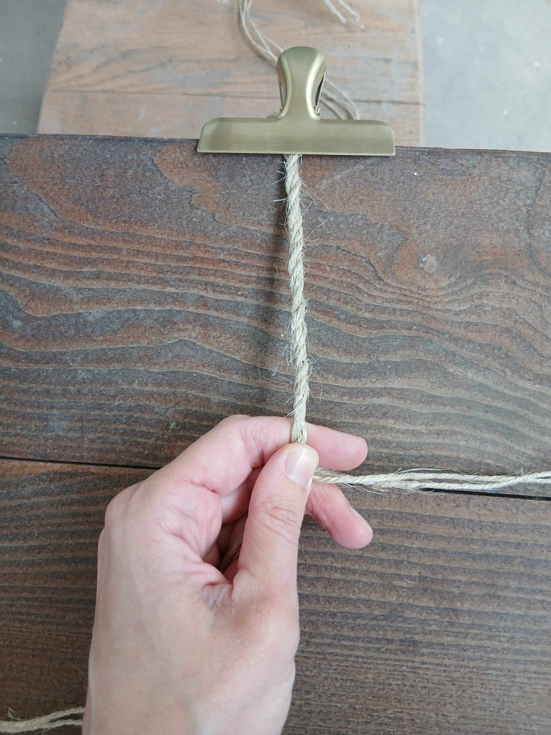 Befestigung und das Verdrillen der Schnüre