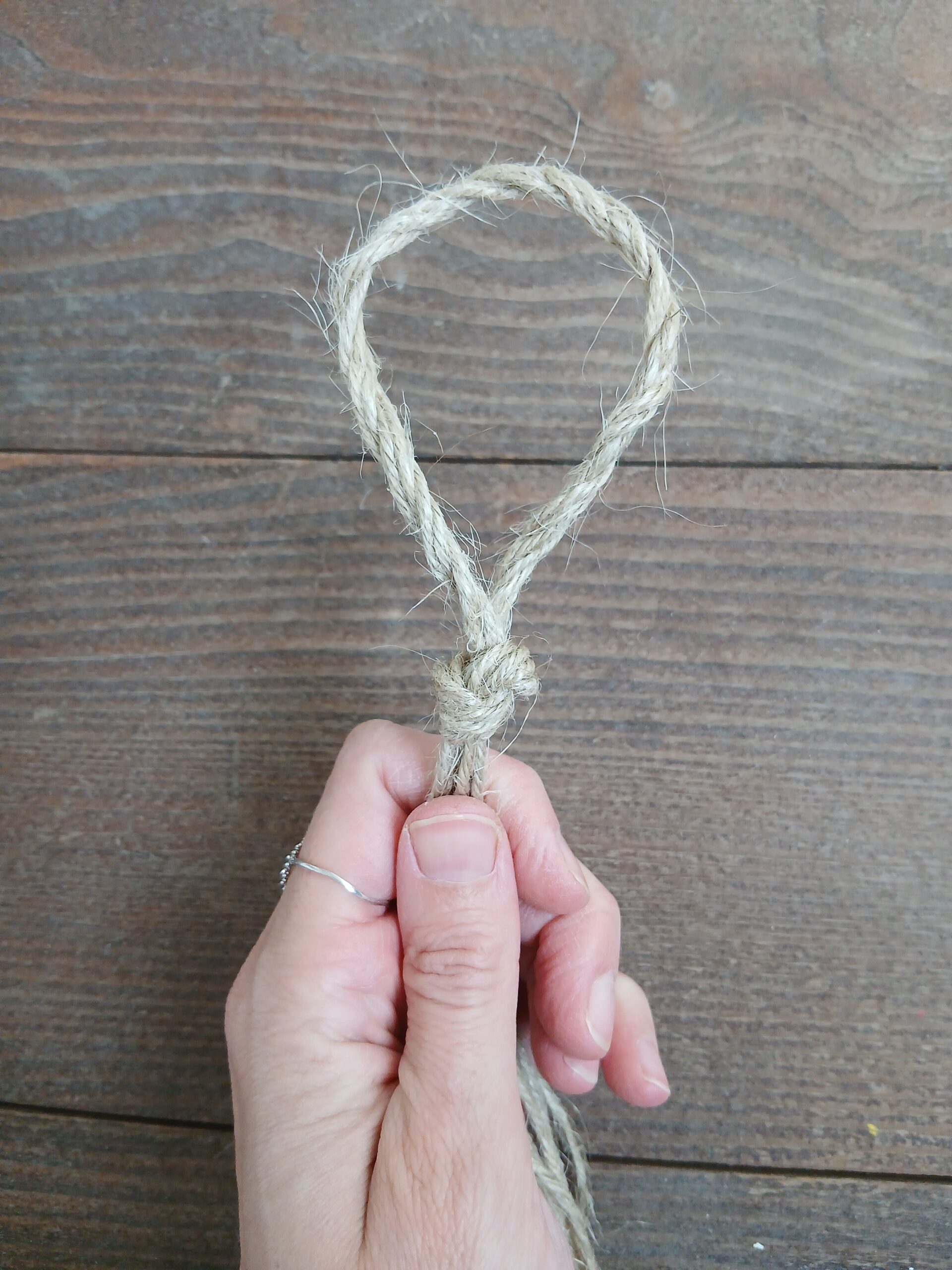 Die Schlaufe als Aufhängung für die Makramee-Blumenampel