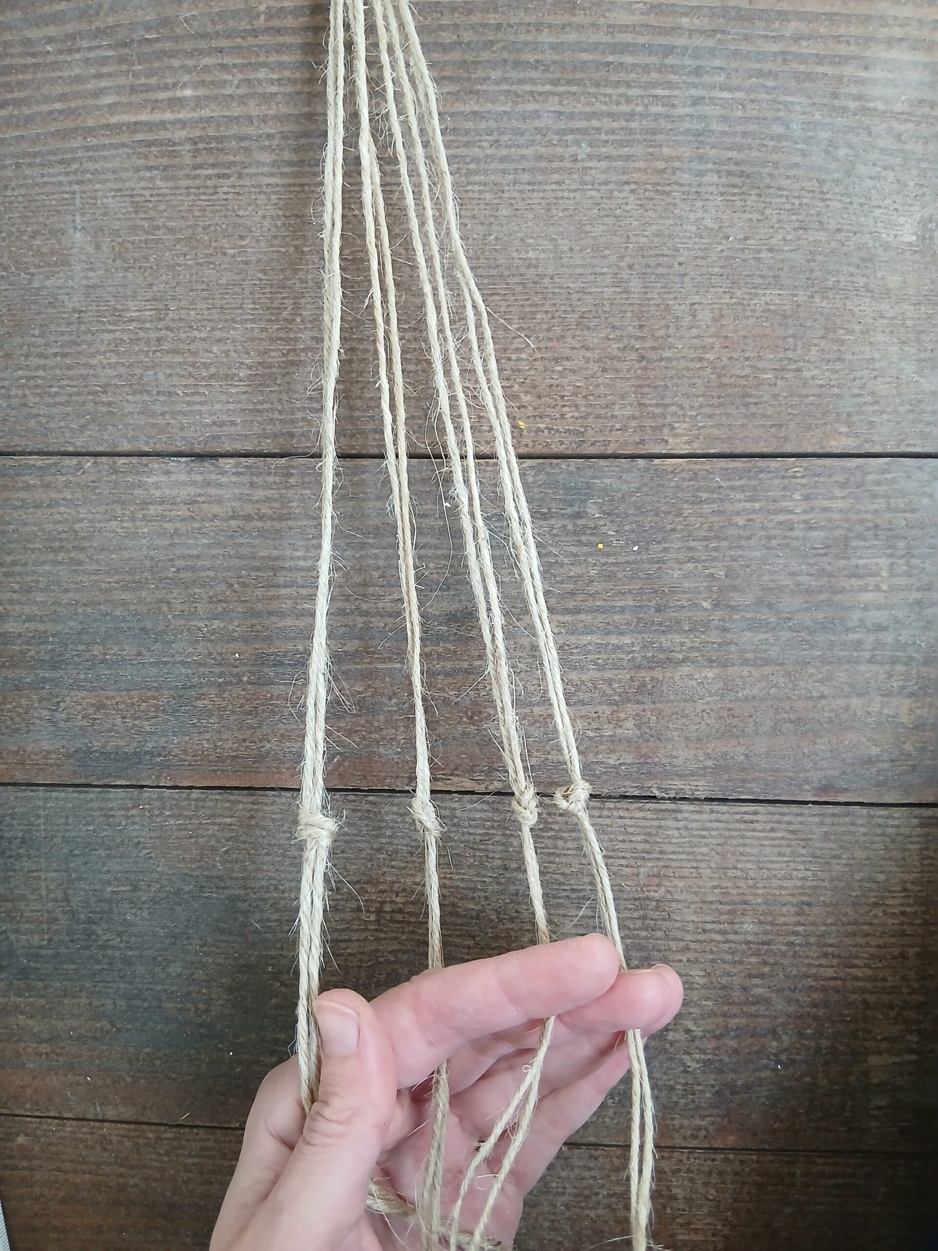 Die erste Knotenreihe der Makramee-Blumenampel