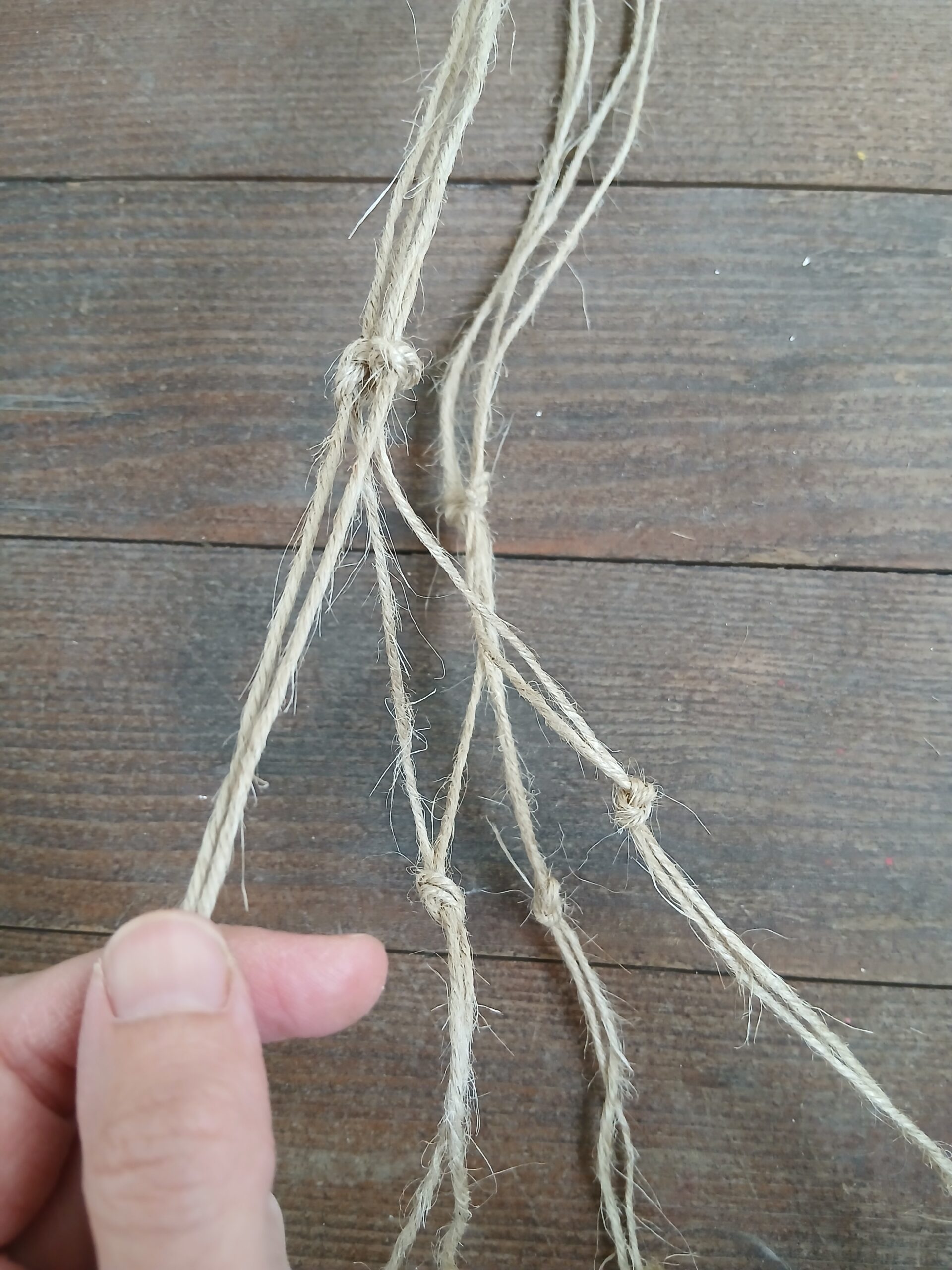 Die letzte Knotenreihe der Makramee-Blumenampel