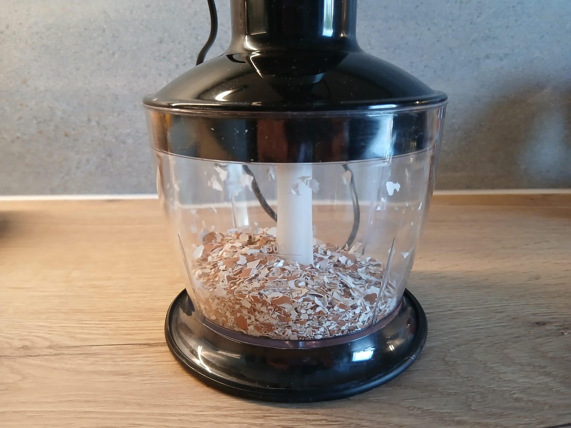 Zerkleinerte Eierschalen in einem Mixer