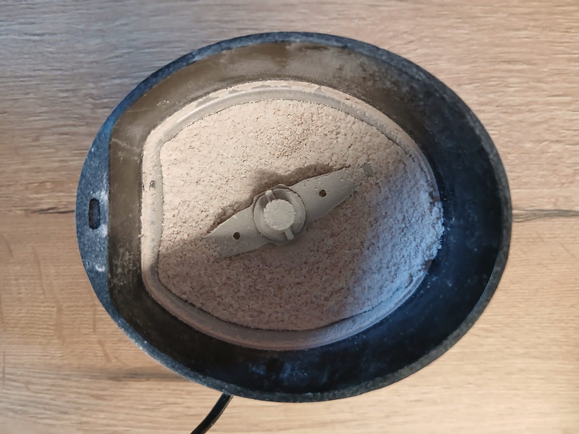 Eierschalenpulver in einer Kaffeemühle