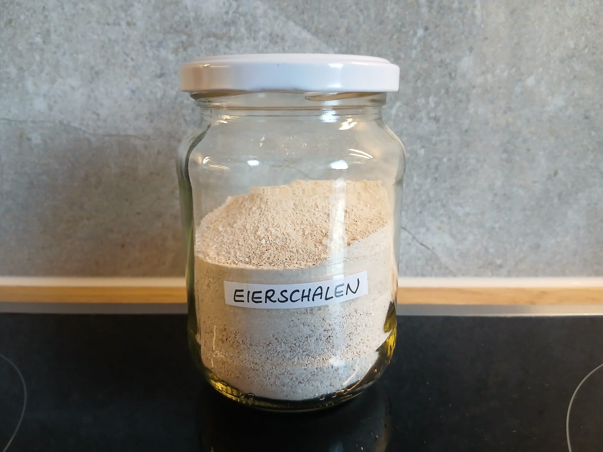 Ein Schraubglas mit Eierschalenpulver