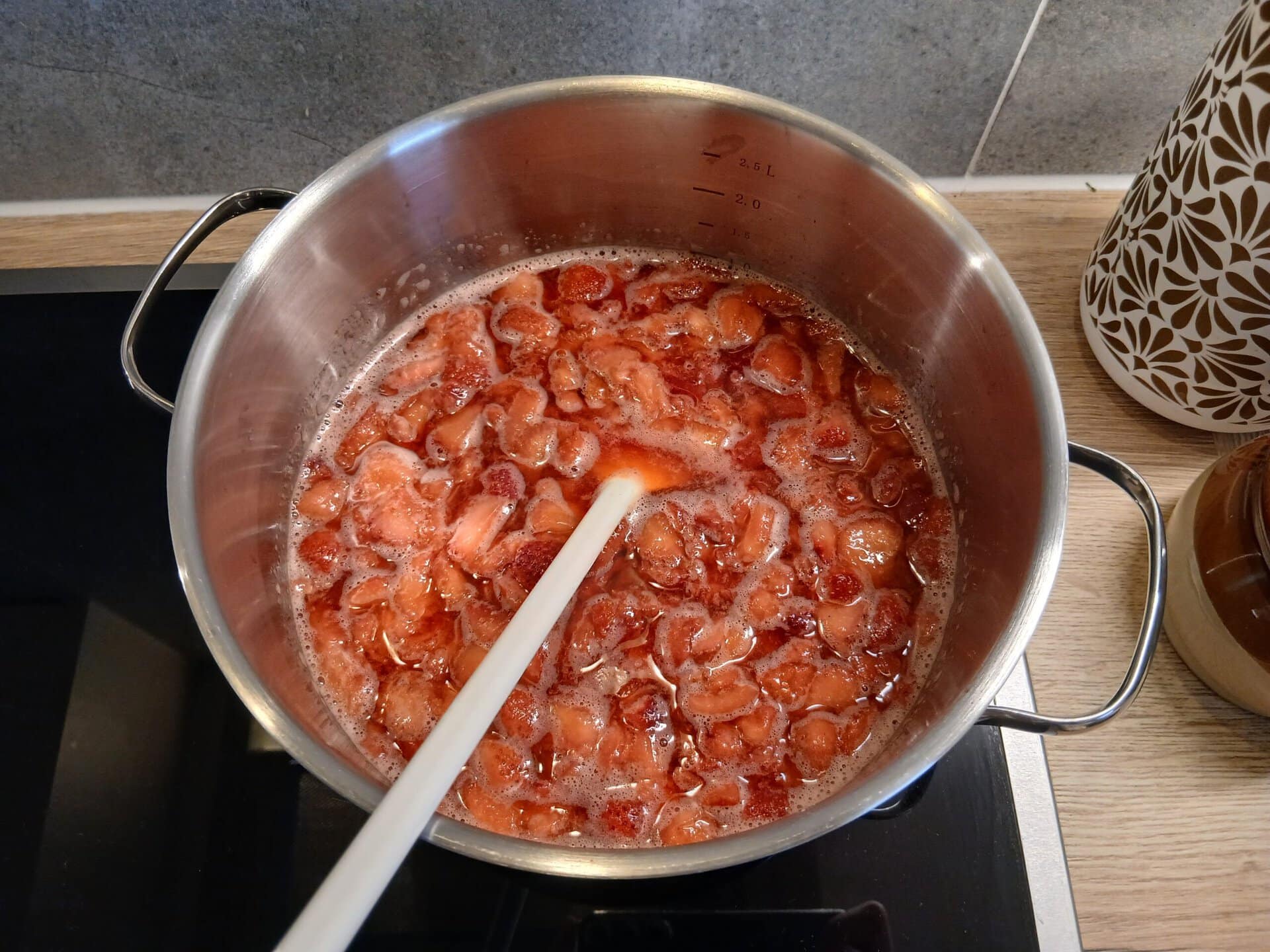 Erdbeerstücke in einem Kochtopf
