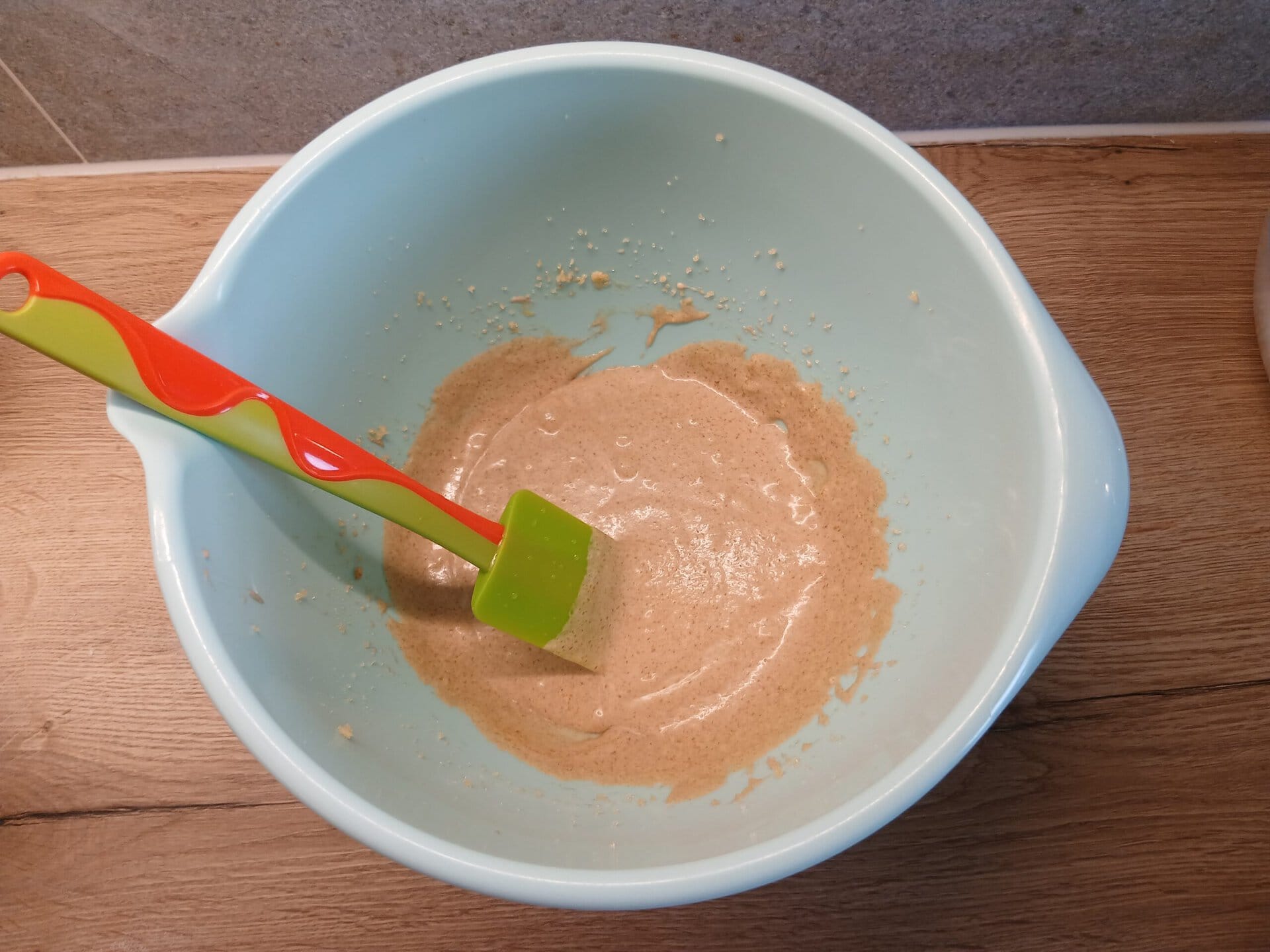Sauerteigmischung und Teigspatel in einer Schüssel