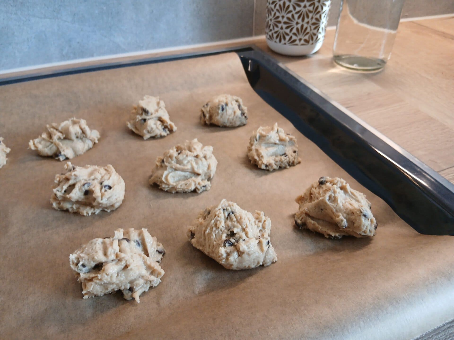 Ungebackene Sauerteig-Schoko-Cookies auf einem Backblech