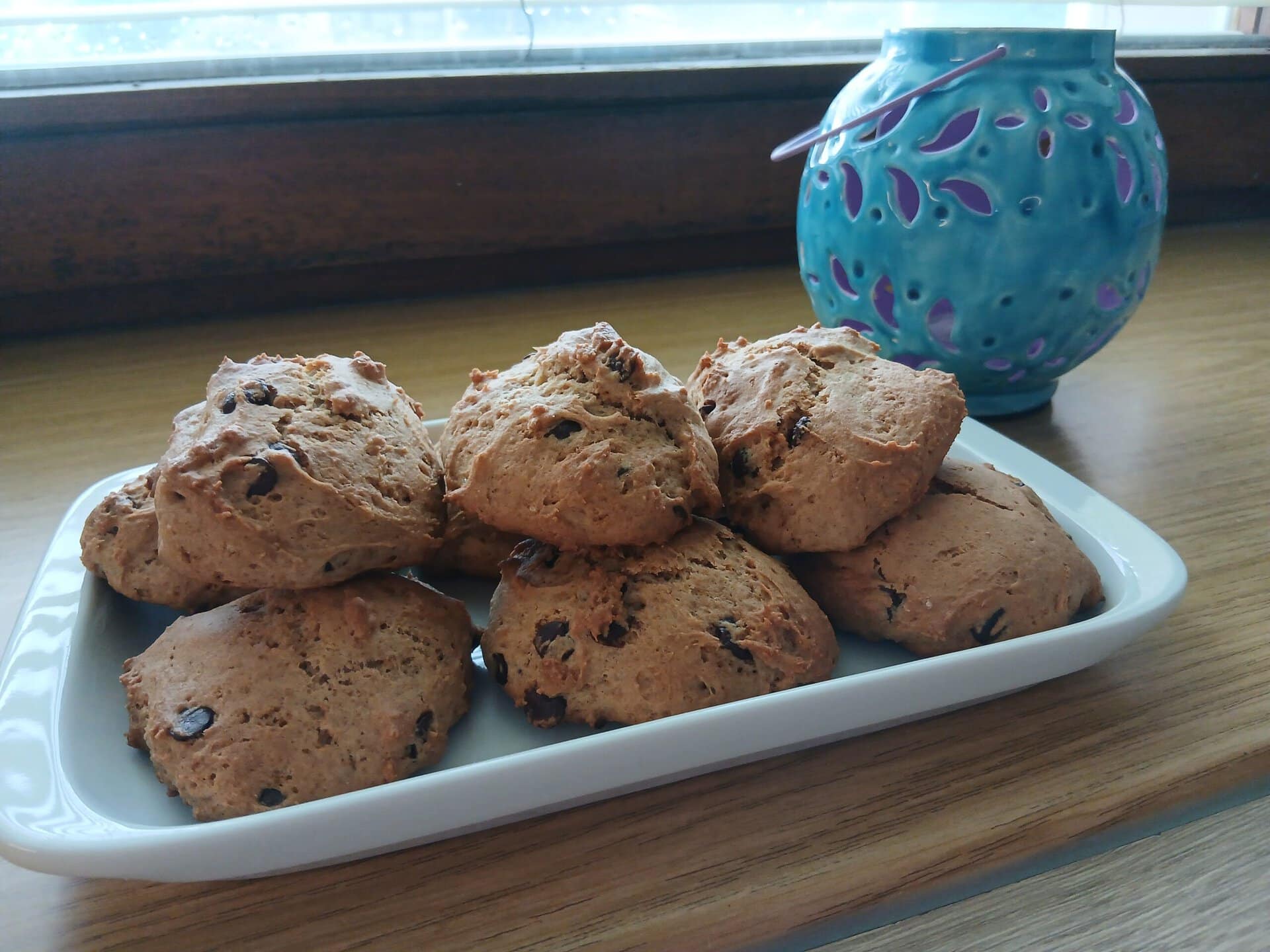 Sauerteig-Schoko-Cookies auf einem Teller