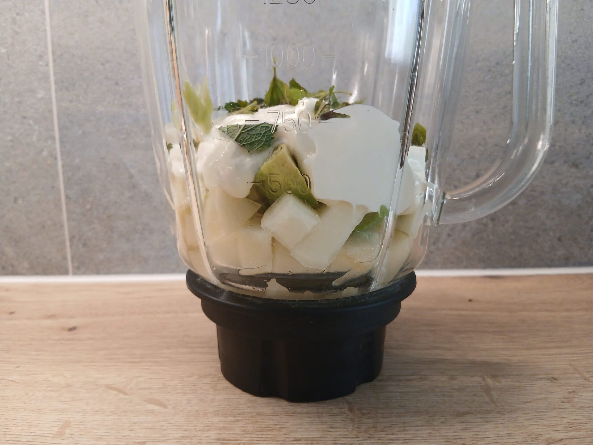 Ein Blender, gefüllt mit den Zutaten für einen Smoothie