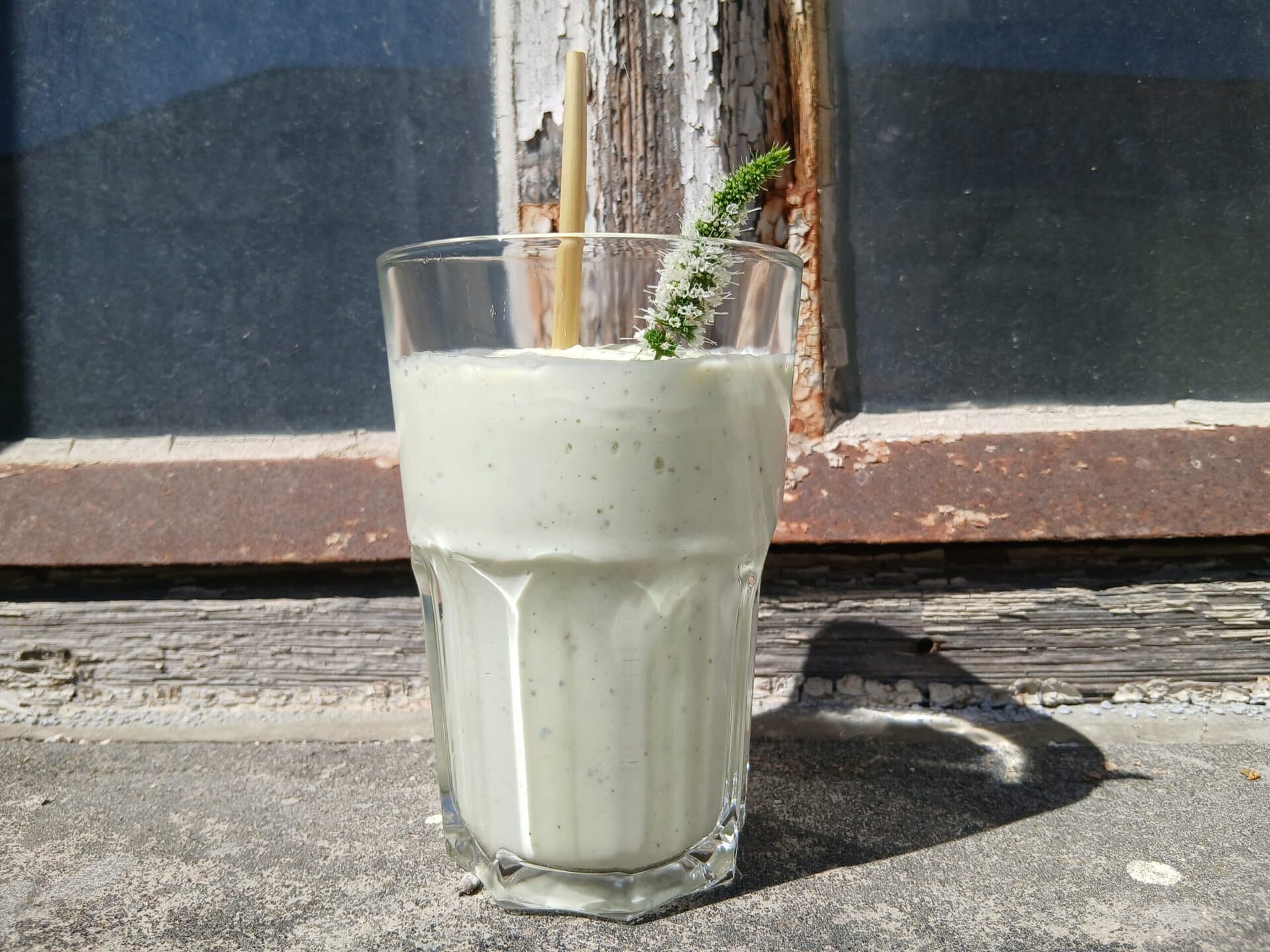 Smoothie im Glas auf einem Fensterbrett